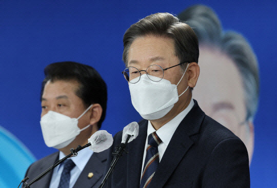 지난 12일 이재명(오른쪽) 더불어민주당 대선후보가 서울 여의도 민주당 중앙당사에서 안보영입인사를 발표한 뒤 북한의 최근 극초음속 미사일 시험발사에 관한 입장 발표 기자회견을 진행하고 있다. 연합뉴스